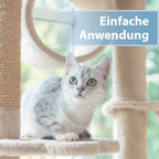 Graue Katze sitzt auf Kratzbaum - Einfache Anwendung